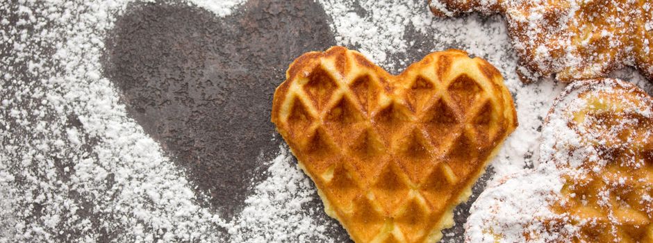 CDU-Mitglieder backen Waffeln