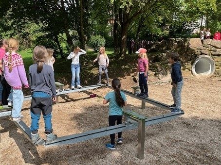 Wandertag der Grundschule Fahrenbach/Überraschung am Seniorenheim