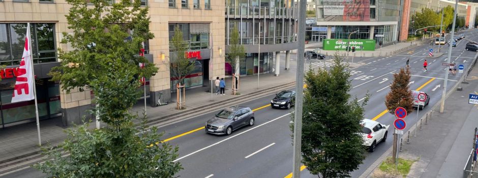 Was es mit der neuen Busspur in der Rheinstraße auf sich hat