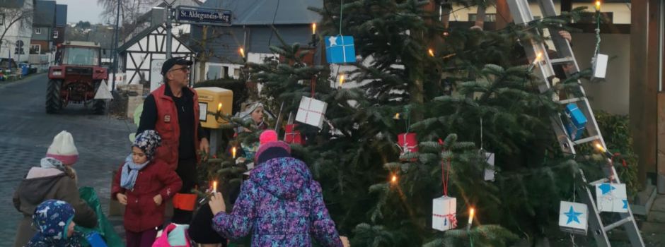 Weihnachtsbaumschmücken zum Ausklang eines erfolgreichen Tages