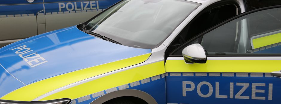 Diebe hebeln Metallkassette auf