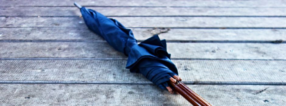 Brutaler Angriff: Mann schlägt Passanten in Mainz Regenschirm ins Gesicht