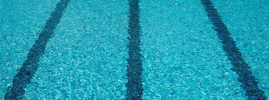 25 Stunden im Wasser für den Erhalt des Freibads: SFG feiert Jubiläums-Schwimmen