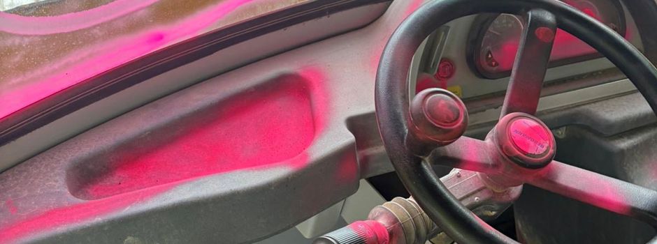 Baumaschinen beschmiert