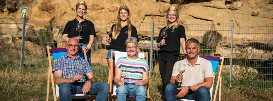 Rheinhessische Weinmajestäten helfen bei Rekord-Weinlese in Alzey