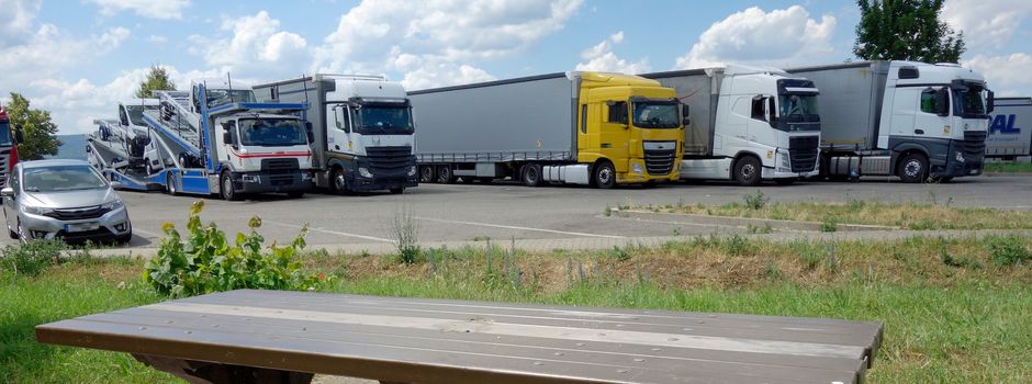 Täter schlitzen Planen von insgesamt 35 Sattelaufliegern auf