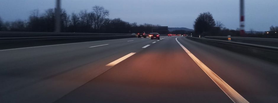 Auto brennt auf A61 bei Bingen aus – Fahrer flüchtet plötzlich mit Hund