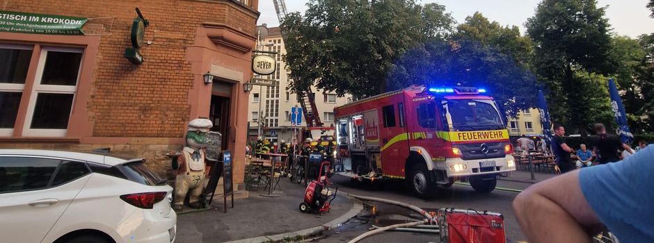 Feuerwehr vor der Gaststätte Krokodil