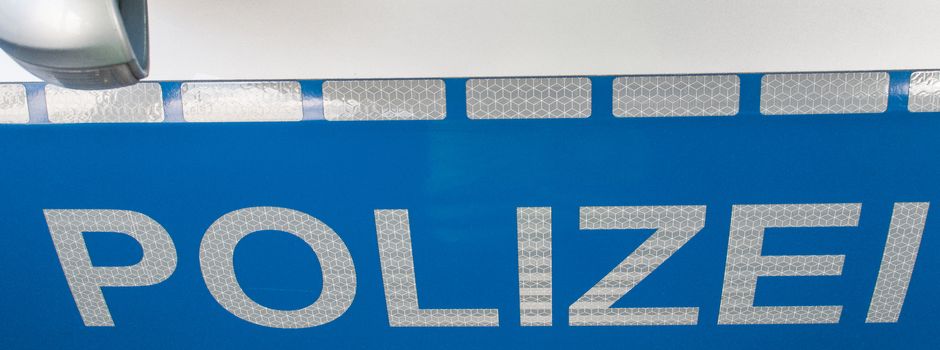 Hoher Schaden bei Koblenz: LKW verliert Stein, Fahrer begeht Unfallflucht