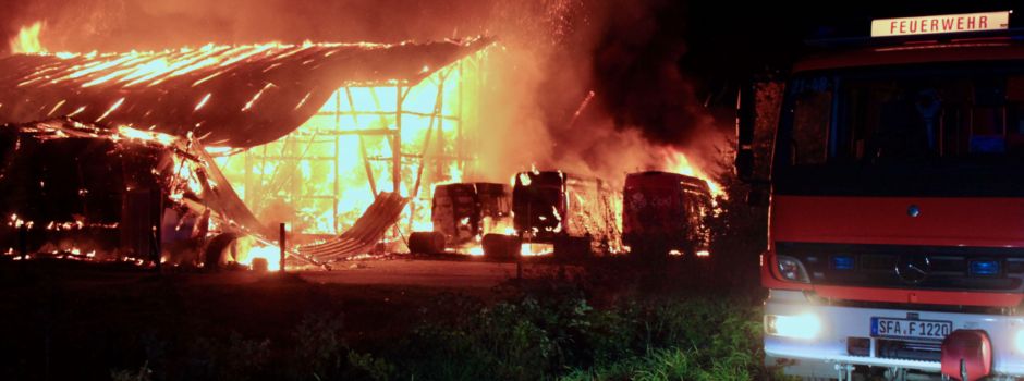 Lagerhalle und Lieferfahrzeuge in Flammen – mehr als 150 Kräfte im Einsatz