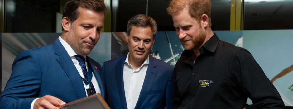 OB Haase überreicht Prinz Harry ein besonderes Geschenk