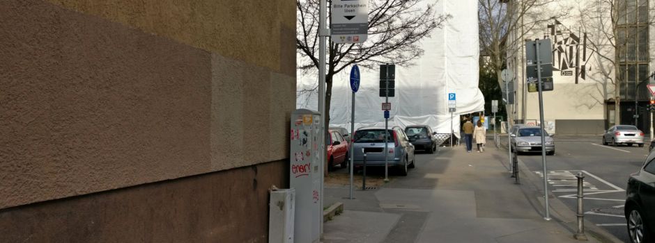„Zu sehr versteckt“? Diskussion um Parkschein-Automat in Holzstraße