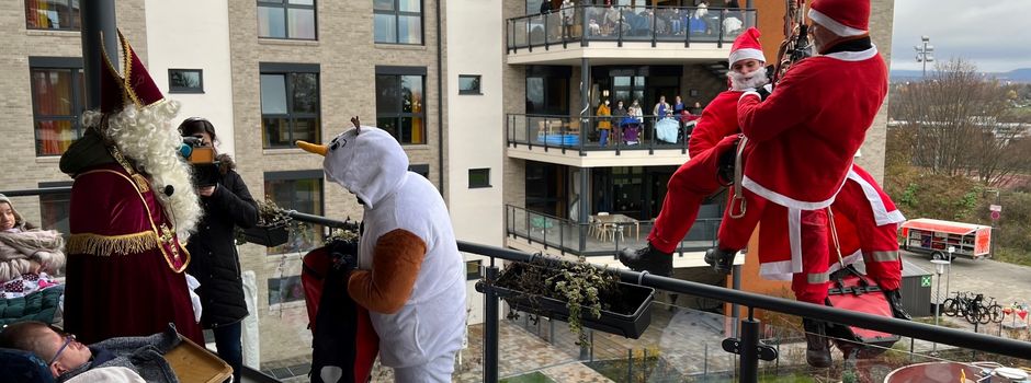 Gänsehaut-Aktion: Wiesbadener Feuerwehr seilt sich für kranke Kinder ab
