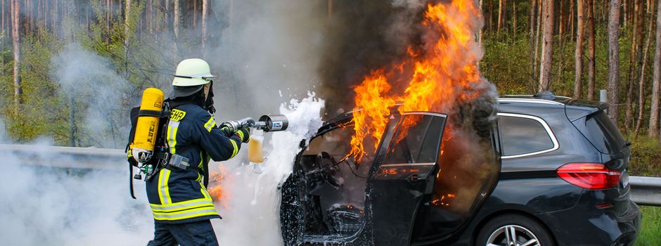 Pkw gerät auf der A7 in Brand