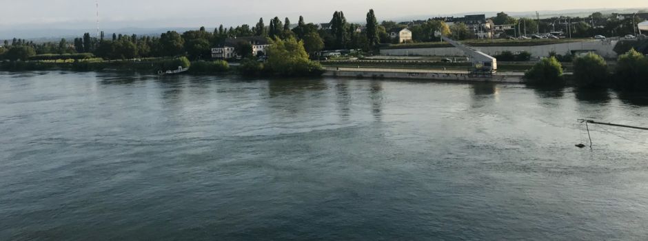 Mann spielt sich vor Kindern am Penis herum