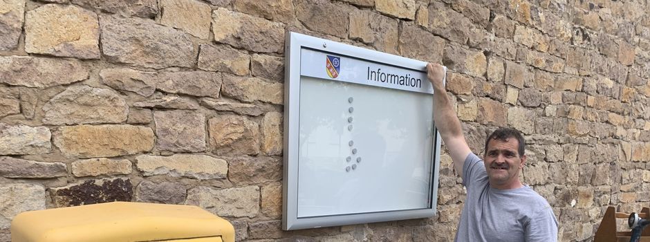 Neue Infotafel neben Briefkasten