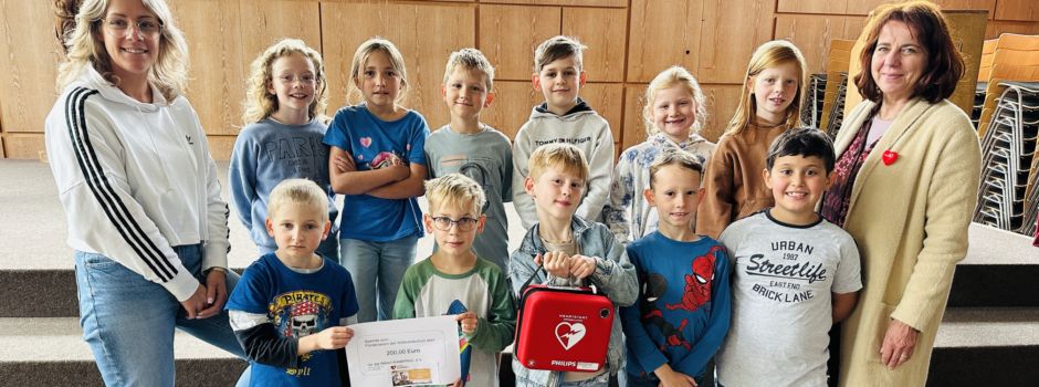 Lebensretter im Klassenzimmer – Wilbrandschüler lernen den Defibrillator kennen