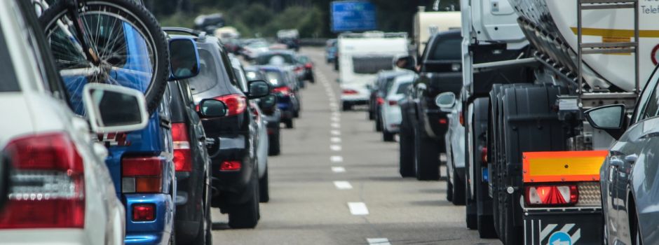 Umgekippter Anhänger sorgt für stundenlangen Stau auf der A61
