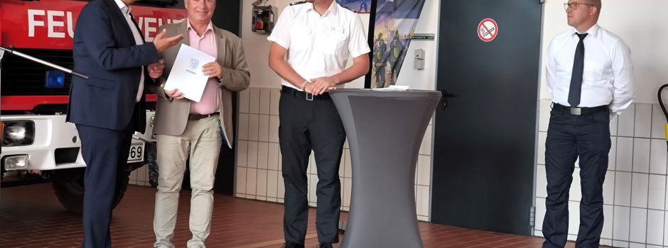 Hessens Innenminister Prof. Dr. Roman Poseck übergibt Zuwendungsbescheid 

