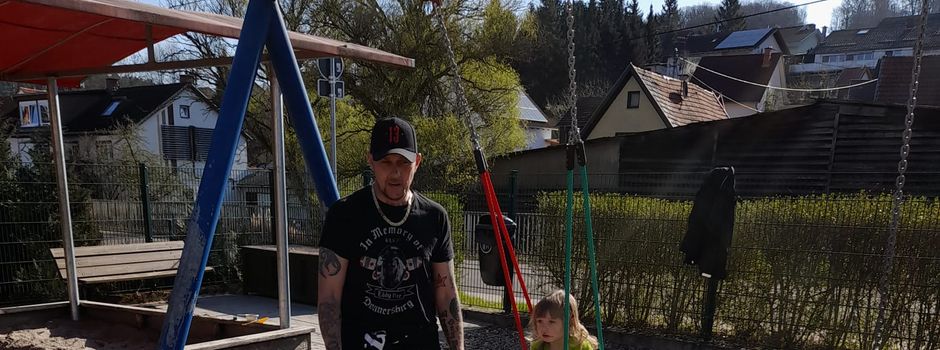 Neue Kleinkinder-Sitzschaukel sorgt für Freude auf dem Spielplatz