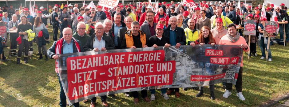 400 Beschäftigte der Chemiebetriebe rund um Niederkassel zeigen Flagge für Brückenstrompreis