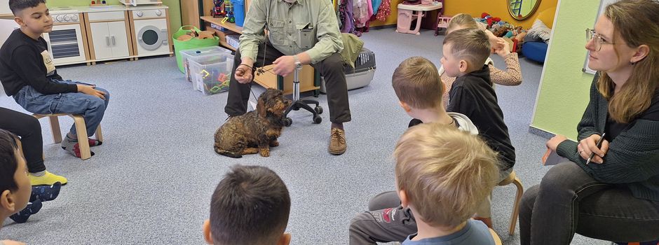 Auf vier Pfoten in die Kita – Der Dackel begleitet den Jäger 