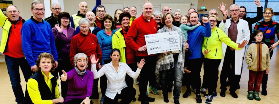 10.000 Euro übergeben: Mondorfer REWE-Weihnachtslauf setzt beeindruckende Spendenmarke