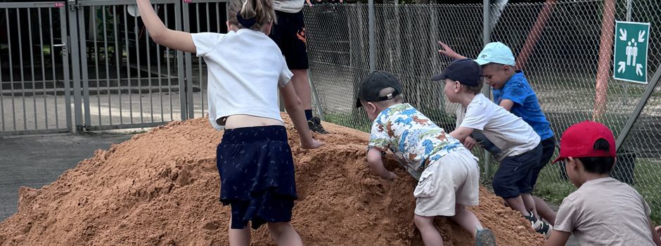 Ein großer Sandberg wartet auf euch im Sandkasten, liebe KiTa-Kinder!