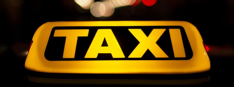 Betrunkene Frauen überfallen Taxifahrer in Wiesbaden