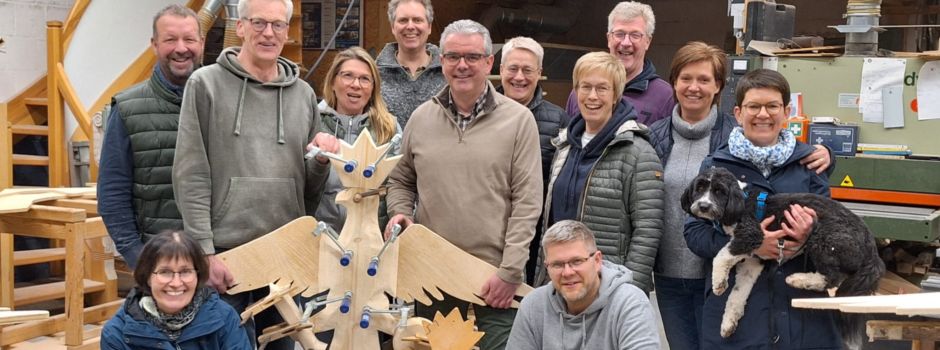 Thron hilft beim Vogelbau für das Schützenfest