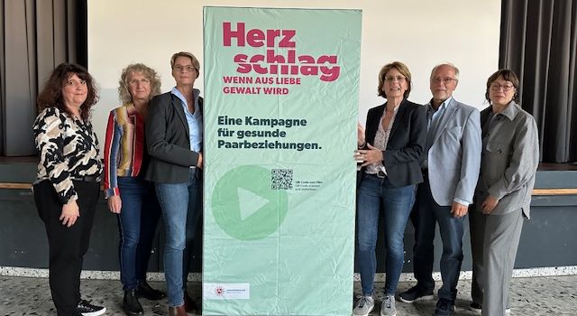Wanderausstellung „HerzSchlag – wenn aus Liebe Gewalt wird“ in Ronnenberg eröffnet