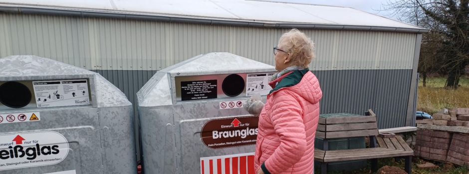 Glascontainer stehen neben Bauhof