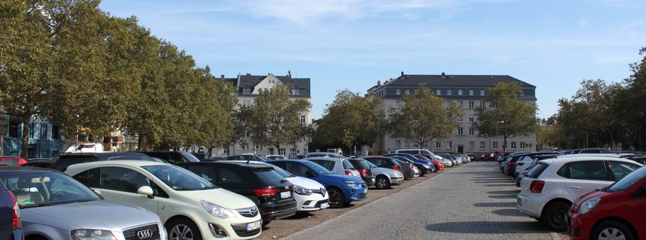 Täter reißt Frau (70) Kette vom Hals und stößt sie zu Boden