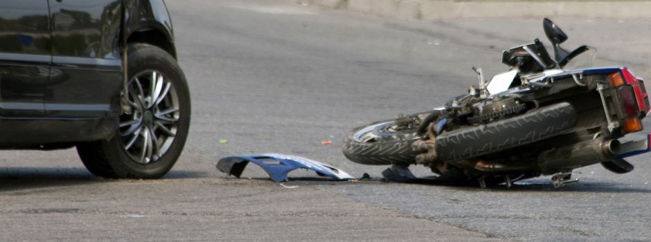 Auto fährt ungebremst in Kleinkraftrad