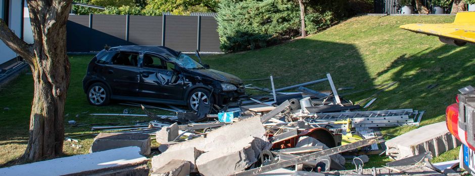 Auto überschlägt sich mehrfach und landet in Nieder-Olmer Vorgarten