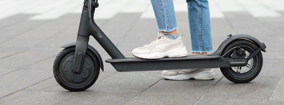 E-Scooter-Fahrerin nach Unfall gesucht