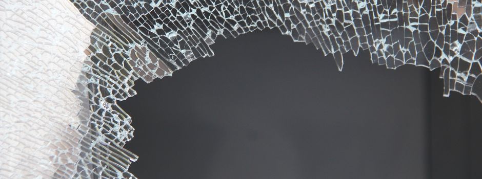 Mit Gullydeckel Scheiben eingeworfen