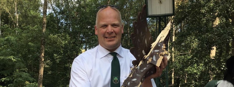 Achim Winkelmann holt den Adler von der Stangeh