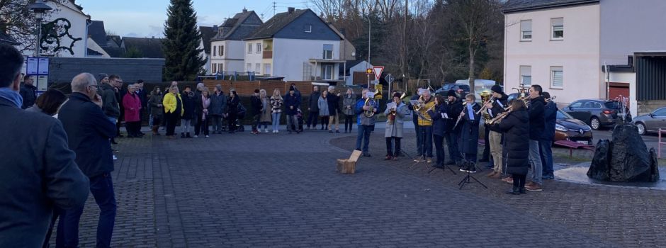 Weihnachtsmusizieren auf dem Dorfplatz
