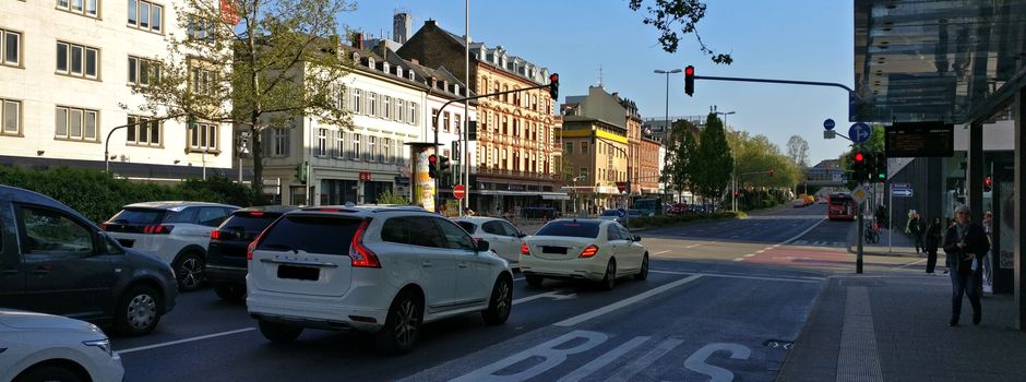 Fußgängerin von herabstürzendem Rollladen am Kopf getroffen