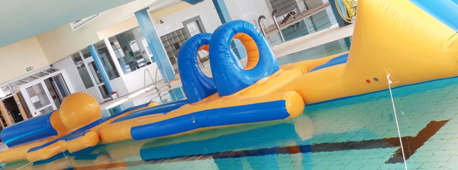 Herbstferienaktion: 18 Meter langer Wasserlaufparcours für Kinder im Hallenbad Herzebrock 