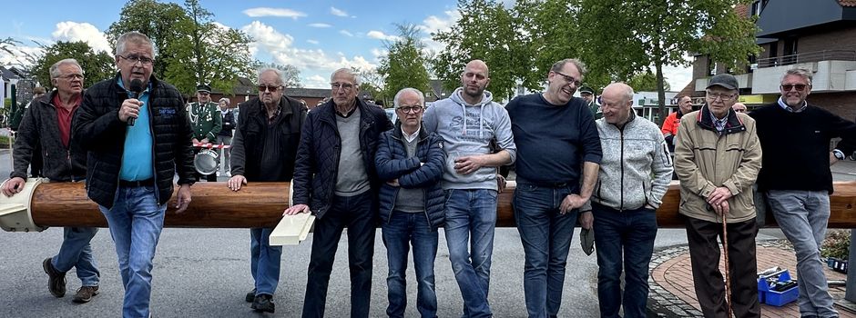Der Maibaum in Clarholz steht, die Schraube ist drin