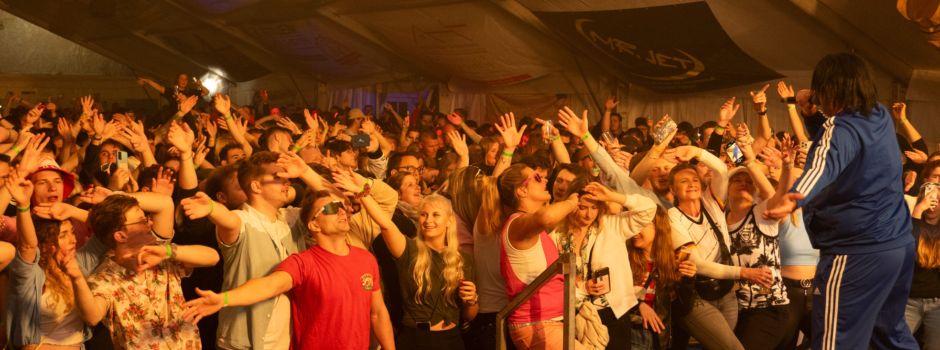 Junggesellen machen Niederkassel zum 17. Bundesland - Das Festzelt wurde zur Partyzone (mit Fotogalerie)