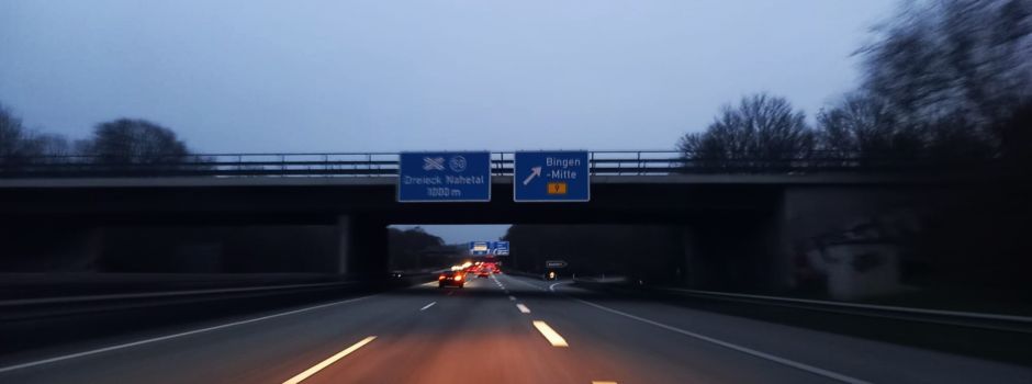 Mutter auf Drogen fährt in Schlangenlinien über Autobahn