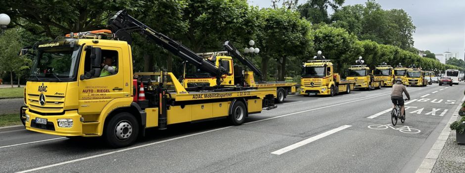 Abschlepp-Kolonnen fahren durch Wiesbaden