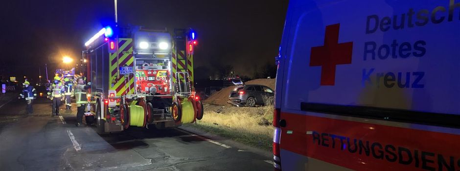 Gas und Bremse verwechselt? Autofahrer rast quer über Kreisstraße
