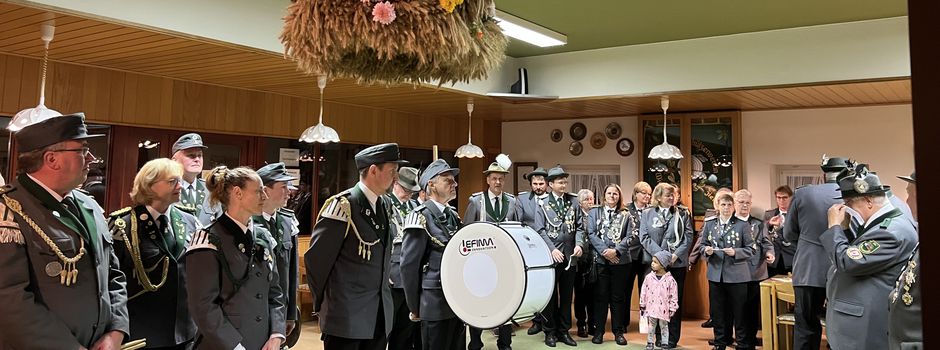 Getreide, farbenfrohe Herbstastern, Lampions und Schießwettbewerb