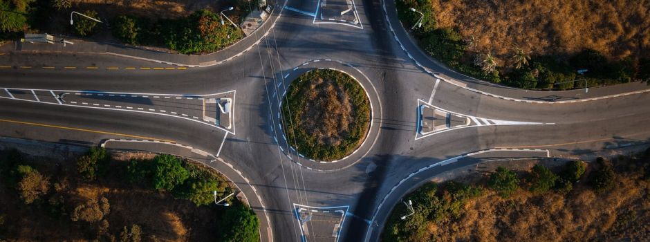 Unfall auf B420: Auto brettert über Mittelinsel in Kreisel