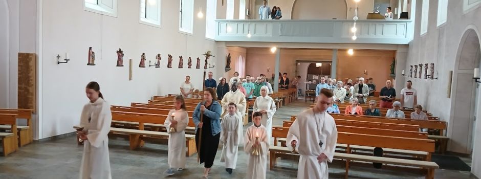 Bei Kirchweihgottesdienst in St. Petrus in Ketten in Hellenhahn- Schellenberg wurden neue Messdiener/innen vorgestellt