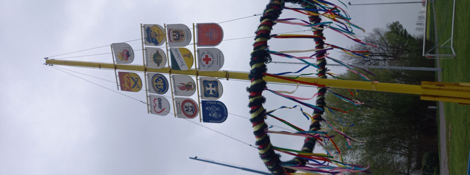 Maibaum-Aufstellung auf dem Schützenplatz